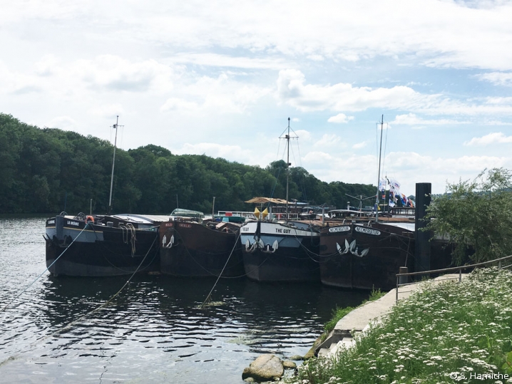 Quatre bateaux amarrés à Conflans-Sainte-Honorine, capitale de la batellerie (Yvelines).