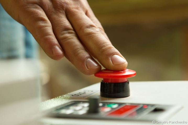 entreprise fermée chef d'entreprise appuyant sur le bouton d'arrêt de la production