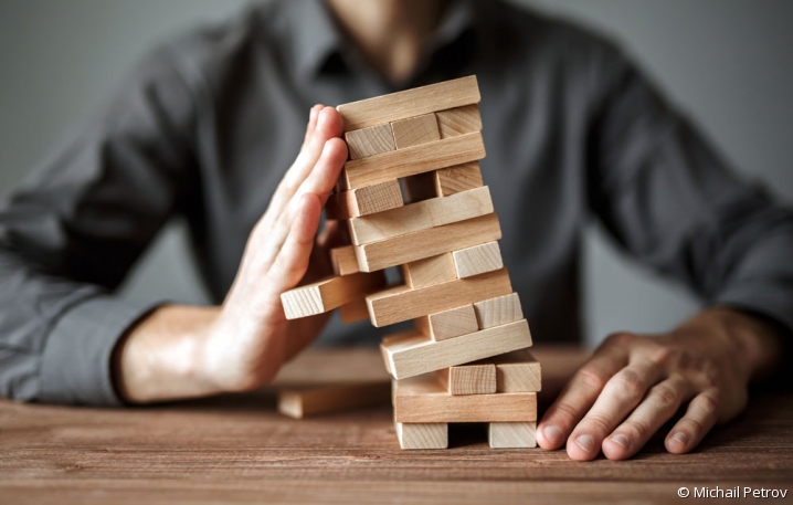 entreprise fragile Illustration d'une entreprise fragile : jeu d'équilibre avec des pièces de bois