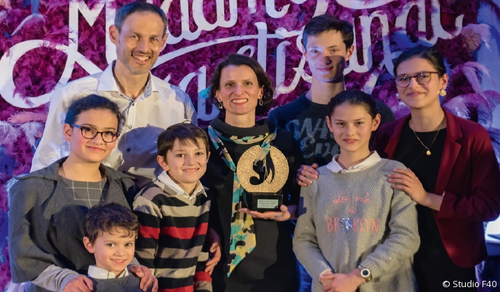 Photo de Violaine-Marie Gomas, Madame Artisanat d’Alsace 2019, accompagnée de ses enfants et de son mari