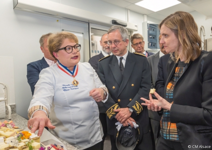 La secrétaire d'Etat auprès du ministre de l'Economie, Agnès Pannier-Runacher, en visite à la fromagerie Maison Lohro à Strasbourg