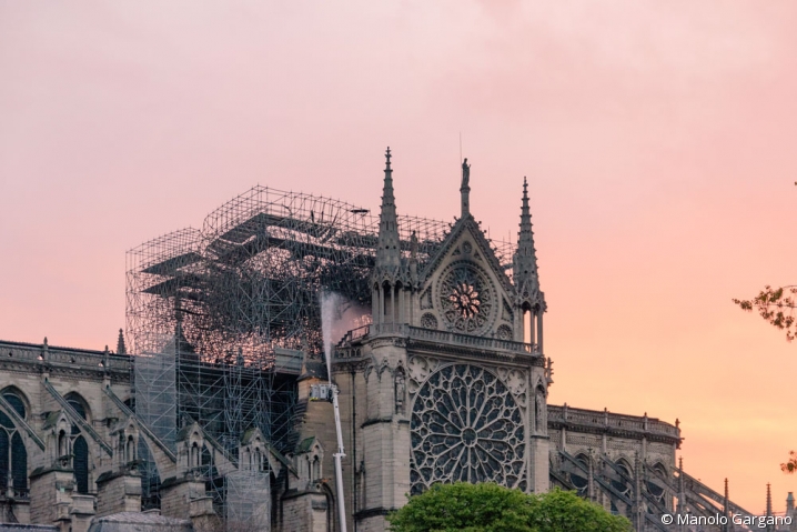 Photo de Notre-Dame de Paris avec un échafaudage 