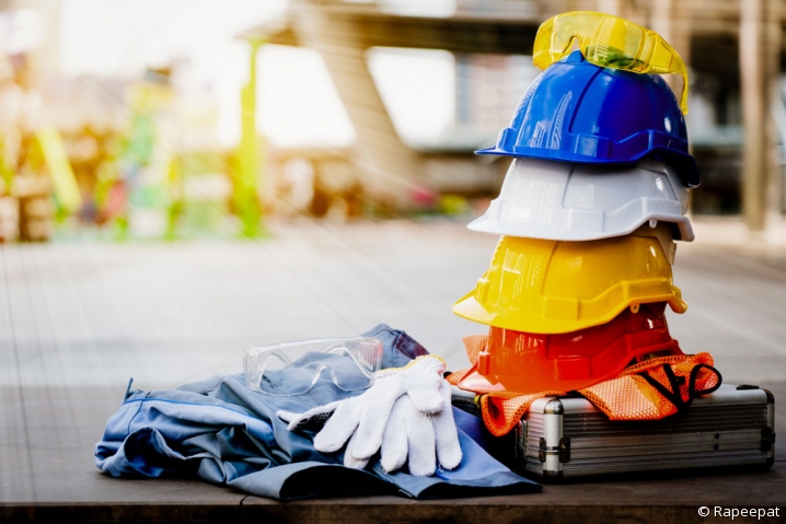 Pile de casques de chantier, symbole de la pénurie de main-d'oeuvre.