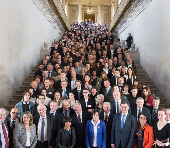 Les apprentis posent dans l'escalier d'honneur du Sénat, le 13 avril 2016. Les apprentis posent dans l'escalier d'honneur du Sénat, le 13 avril 2016.