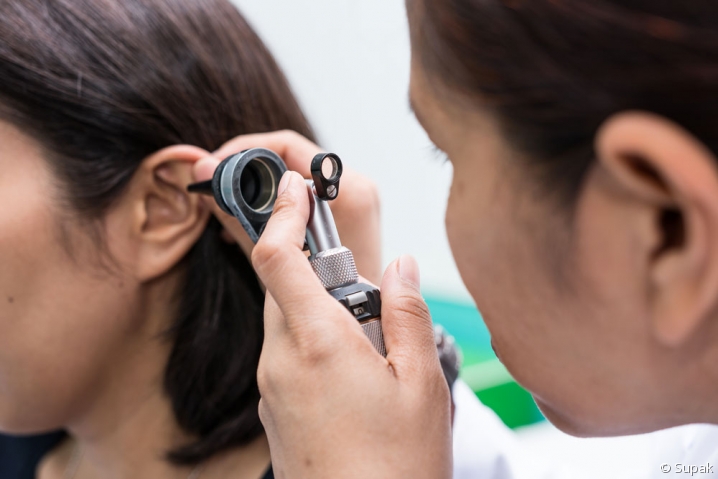 Santé auditive ORL examinant l'oreille d'un patient.