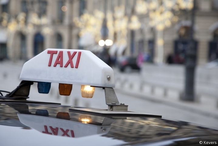 taxi parisien Gros plan sur le panneau blanc lumineux "taxi" qui surmonte les voitures à Paris