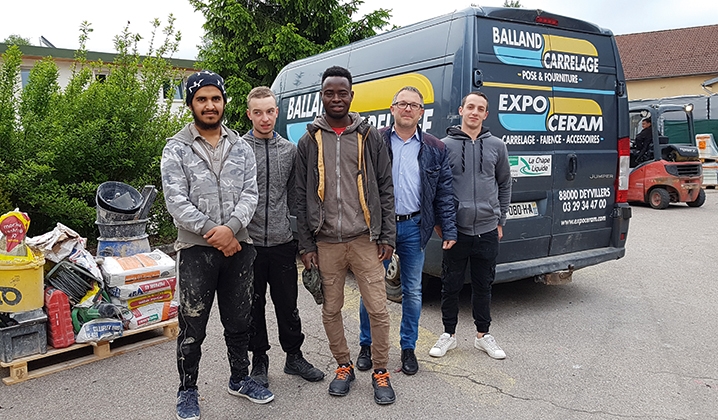 Une partie de l’équipe des dix apprentis de Balland Carrelage en route pour les chantiers : Isahq Masood, Florian Simon, Kenny Genin, Seydou Ballo, avec le dirigeant Philippe Balland.