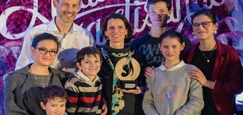 Photo de Violaine-Marie Gomas, Madame Artisanat d’Alsace 2019, accompagnée de ses enfants et de son mari