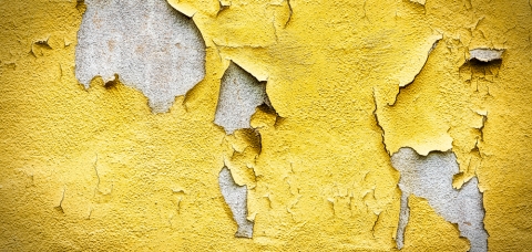 Peinture jaune écaillée