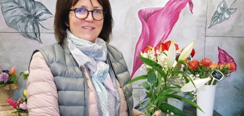 Portrait de la fleuriste Florence Barrat, gérante de Arum & Sens